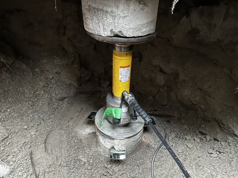 Vijzel en loadcell in een bestaande paal